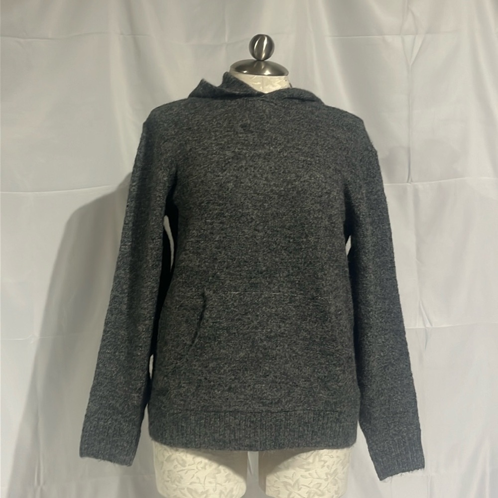 NWT Old Navy women’s hooded sweater with kangaroo pocket size medium.